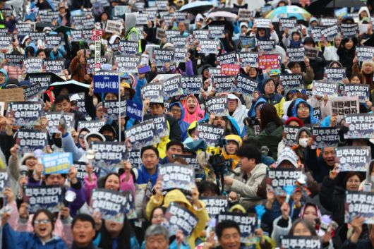 ▲헌법재판소가 윤석열 전 대통령의 파면을 선고한 다음날인 5일 서울 종로구 광화문 앞에서 윤석열 즉각퇴진·사회대개혁 비상행동 주최로 '승리의날 범시민대행진' 집회가 열리고 있다. ⓒ연합뉴스