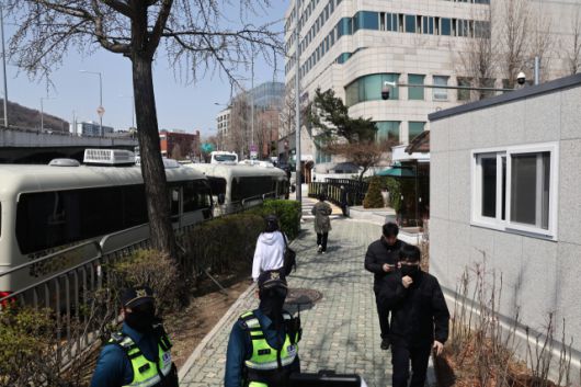 ▲윤석열 전 대통령 파면 사흘째인 6일 서울 한남동 관저 앞이 차분한 모습이다. 윤 전 대통령의 퇴거 시기는 일러야 내주가 될 것으로 보인다. ⓒ연합뉴스