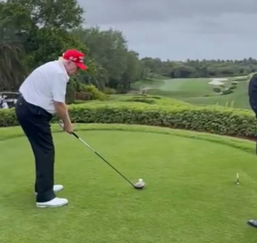 ▲ 6일(현지시간) 도널드 트럼프 미국 대통령이 '트루스소셜' 본인 계정에 플로리다에서 골프를 치고 있는 영상을 게재했다. ⓒ트루스소셜 트럼프 계정 갈무리.