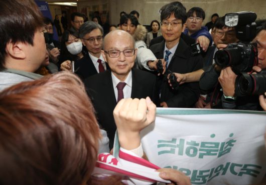 ▲10일 오전 서울 중구 프레스센터에서 열리는 '2024 인권의날 기념식' 행사장 앞에서 시민단체 국가인권위원회바로잡기공동행동 관계자들이 비상계엄에 대한 입장 발표를 하지 않은 안창호 국가인권위원장의 입장을 막고 있다. ⓒ연합뉴스