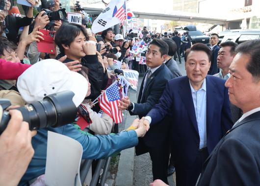 ▲윤석열 전 대통령이 11일 오후 서울 용산구 한남동 대통령 관저를 떠나기 앞서 정문 앞에서 지지자들과 인사를 나누고 있다. ⓒ연합뉴스