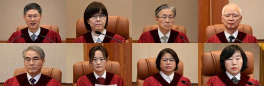 ▲헌법재판소가 4일 전원일치로 윤석열 대통령 파면을 선고했다. 문형배 헌법재판소장 권한대행, 이미선, 김형두, 정형식, 조한창(아랫줄 왼쪽부터), 정정미, 김복형, 정계선 헌재 재판관이 이날 서울 종로구 헌법재판소 대심판정에서 열린 윤 대통령 탄핵심판 선고에 입장해 있다. ⓒ연합뉴스