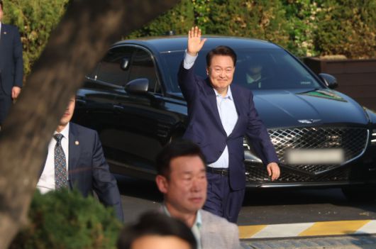 ▲윤석열 전 대통령이 11일 서울 용산구 한남동 관저에서 나와 서초동 사저로 향하기 전 지지자들을 향해 손을 흔들고 있다. ⓒ연합뉴스