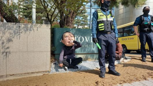 ▲ 윤석열 전 대통령이 4월 11일 오후 관저에서 퇴거해 사저로 이동했다. 한 유투버가 윤 전 대통령 사저 앞에서 윤 전 대통령 가면을 쓰고 퍼포먼스를 벌였다. 해당 유튜버는 윤 전 대통령이 사저에서 편안하게 있는 모습을 풍자한 퍼포먼스라며 "'내란 우두머리' 윤 전 대통령이 갈 곳은 교도소"라고 말했다. ⓒ프레시안(이명선)