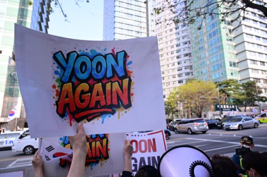 ▲윤석열 전 대통령 지지자들이 4월 11일 서울 서초구 아크로비스타 사저 인근에서 구호를 외치고 있다. ⓒ연합뉴스