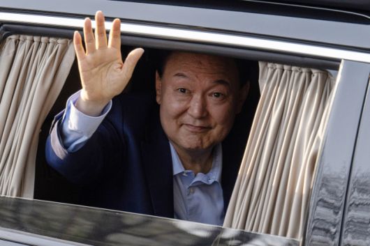 ▲윤석열 전 대통령이 11일 서울 서초구 아크로비스타 사저 앞에 도착해 지지자들을 향해 손을 흔들고 있다. ⓒ연합뉴스