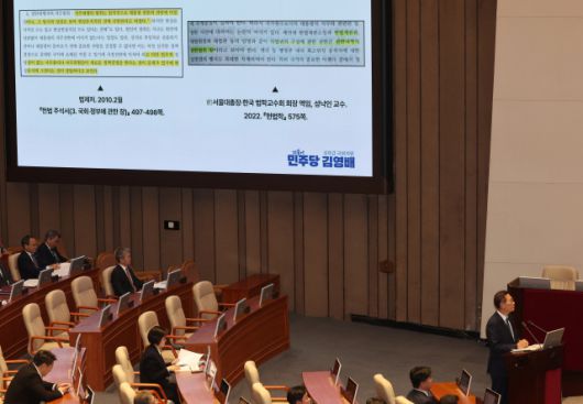 ▲14일 정치·외교·통일·안보 분야 대정부질문이 진행된 국회 본회의에서 박성재 법무부 장관이 더불어민주당 김영배 의원의 질문을 듣고 있다. ⓒ연합뉴스