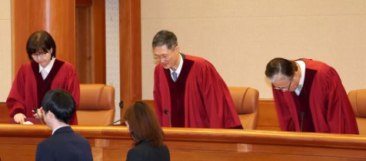 ▲문형배 헌법재판소장 권한대행(가운데), 이미선(왼쪽), 김형두 헌법재판관이 10일 서울 종로구 헌법재판소 대심판정에서 열린 박성재 법무부 장관 탄핵 심판 선고기일에 입장, 인사하고 있다. ⓒ연합뉴스