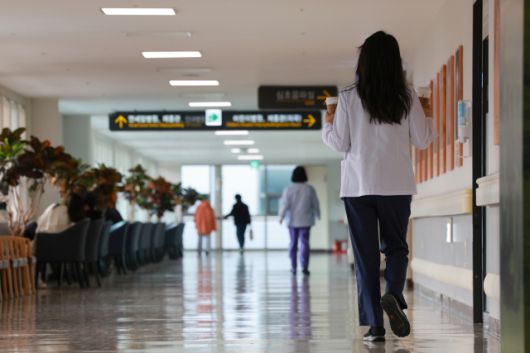 ▲서울 시내 한 대학병원에서 이동하는 의료 관계자. ⓒ연합뉴스