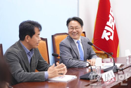 ▲강기정 광주시장이 17일 국회를 찾아 윤종오 진보당 원내대표에게 광주공약을 전달하고 면담을 나누고 있다. ⓒ광주광역시