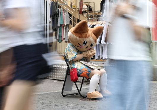 ▲ 2025년도 최저임금은 시간당 1만 30원으로, 1988년 최저임금 제도가 도입된 지 37년 만에 처음 '1만 원 시대'가 열렸다. 그러나 인상률은 1.7%에 그쳐 역대 두 번째로 낮은 수치를 보였다. ⓒ연합뉴스