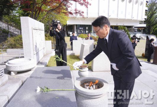 ▲강기정 시장이 광주공원 4·19혁명기념탑에서 헌화하고 있다. 2025.04.19 ⓒ광주광역시