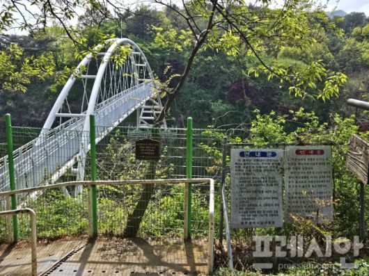 ▲21일 오후 광주 남구 봉선동 제석산 구름다리에 자살예방 안내문 등이 붙어 있다. 경고 문구가 적혀 있지만, 사고는 반복되고 있다. .2025.04.21ⓒ프레시안(김보현)