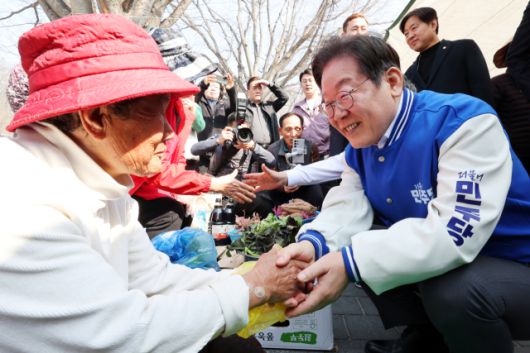 ▲더불어민주당 이재명 대표가 22일 오전 전남 담양시장에서 이재종 후보 지원 유세를 하면서 상인과 악수를 하고 있다. 2025.3.22 ⓒ연합뉴스