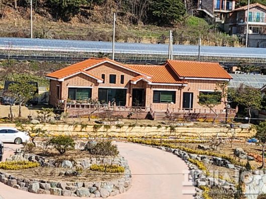 ▲진도읍에 위치한 김희수 진도군수 자택. 지역 건설업체가 김 군수 자택 앞의 조경을 무상으로 시공해 주고 각종 특혜를 받았다는 의혹이 일고 있다.ⓒ프레시안(박진규)