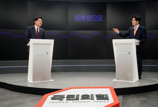 ▲24일 서울 종로구 동아미디어센터 채널A 스튜디오에서 국민의힘 대선 2차 경선 진출자인 안철수(왼쪽), 김문수 후보가 토론 전 리허설을 하고 있다. ⓒ연합뉴스