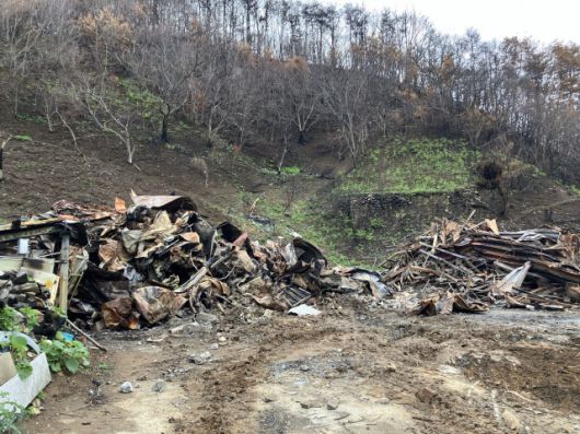 ▲지난 4월 24일 대형산불 피해를 본 경남 산청군 중태마을에 전소된 집이 철거됐다. ⓒ프레시안(손가영)