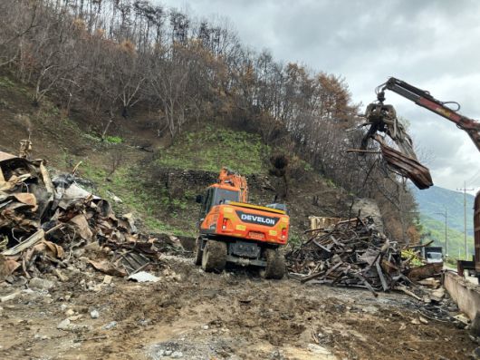 ▲지난 4월 24일 대형산불 피해를 본 경남 산청군 중태마을에서 포크레인이 전소된 집을 철거하고 있다. ⓒ프레시안(손가영)