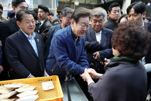 ▲더불어민주당 이재명 대선 후보가 '골목골목 경청투어' 접경지역 방문 이틀째인 2일 강원도 철원군 동송전통시장에서 상인들과 만나 인사하고 있다. ⓒ연합뉴스
