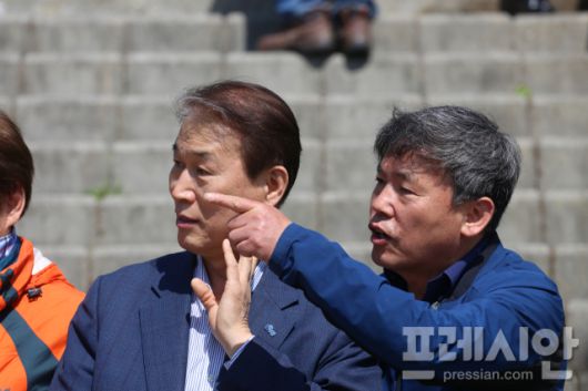 ▲ 경북에서 이재명후보 지지를 선언한 보수진영의 권오을 전의원이 영주를 찾아 이재명후보 민생청취 행보에 힘을 보탰다. ⓒ프레시안(최홍식)(좌 권오을전의원, 우 김현권 전민주당의원)