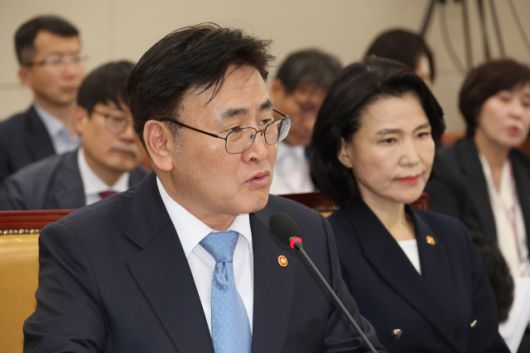 ▲ 국회 과학기술정보방송통신위원회의 SK텔레콤 유심 해킹 사건 청문회에서 출석한 유상임 과학기술정보통신부 장관과 이진숙 방송통신위원장. ⓒ연합뉴스