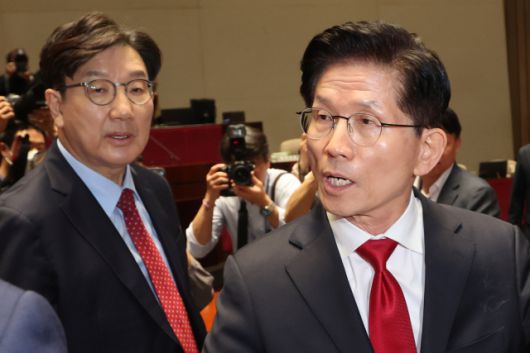 ▲국민의힘 김문수 대선 후보가 9일 서울 여의도 국회에서 열린 의원총회에서 권영세 비상대책위원장이 단일화를 압박하는 발언 뒤 퇴장하자 항의하며 의총장을 나가고 있다. ⓒ연합뉴스