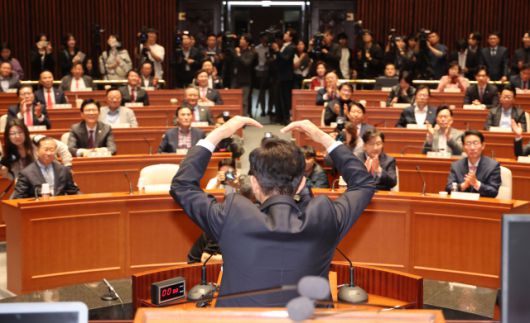 ▲국민의힘 김문수 대선 후보가 9일 서울 여의도 국회에서 열린 의원총회에 참석해 인사말을 하던 중 머리 위로 하트를 만들어 보이고 있다. ⓒ연합뉴스