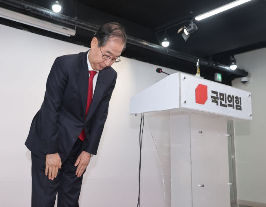 ▲한덕수 대선 예비후보가 10일 서울 여의도 국민의힘 중앙당사에서 긴급 기자회견에 참석하며 인사하고 있다. ⓒ연합뉴스