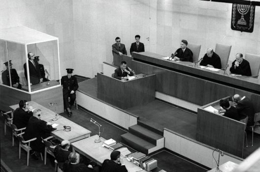 ▲ 예루살렘 법정에서 아이히만은 방탄유리로 둘러싼 피고석에서 재판을 받았다(1961년 12월15일).Ⓒ위키미디어