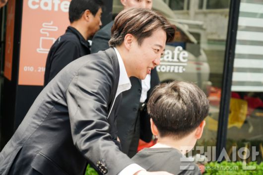 ▲11일 오후 부산 강서구 명지시장을 찾은 개혁신당 이준석 대선 후보가 아이와 함께 사진을 찍고 있다.ⓒ프레시안(강지원)