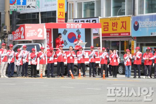 ▲13일 영주 구성오거리에서 열린 국민의힘 대선 출정식 현장. 임종득 국회의원과 시·도의원들이 유세차량 앞에 도열해 김문수 후보 지지를 외치며 거리 유세에 나섰다. ⓒ프레시안(최홍식)