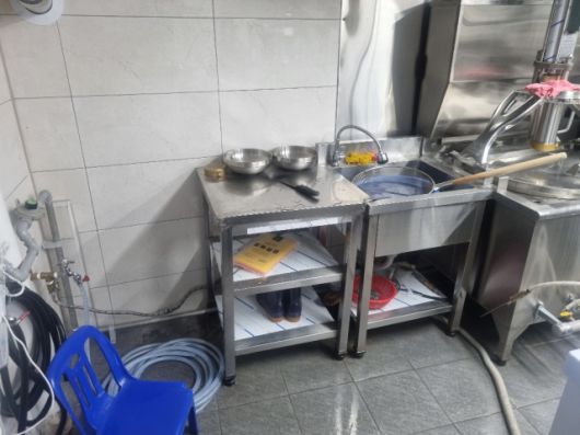 ▲대전시 특별사법경찰이 주요 행락지 인근 다중이용음식점을 대상으로 기획수사를 실시해 총 5건의 식품위생법 위반 사례를 적발했다. 단속된 지하수 수질검사 미실시 업체 내부. ⓒ대전시