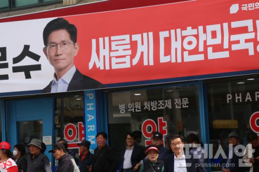▲영주 구성오거리 인근에 설치된 국민의힘 김문수 대선후보 홍보 현수막. "새롭게 대한민국을!"이라는 슬로건 아래 시민들과 당원들이 출정식에 참여하고 있다. ⓒ프레시안(최홍식)