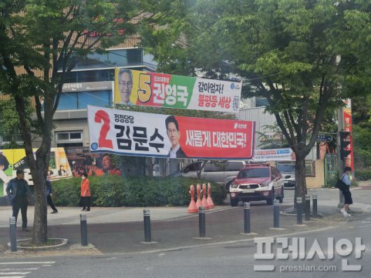 ▲13일 광주 서구 사거리 문제가 된 이준석 개혁신당 대선후보 현수막 건너편에 설치된 타 대선 후보 현수막들. 시민들의 통행하기에 불편함 없는 높이가 확보된 모습이다.2025.5.13ⓒ프레시안(김보현)