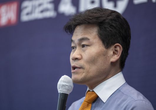 ▲전한길 씨가 지난달 16일 서울 중구 프레스센터 국제회의장에서 열린 '국민이 국민을 지킨다! 국민수사대 출범식'에 참석해 축사하고 있다. ⓒ연합뉴스