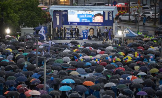 ▲더불어민주당 이재명 대선후보가 16일 전북 정읍시 정읍역 앞에서 열린 유세에서 지지를 호소하는 연설을 하고 있다. ⓒ연합뉴스