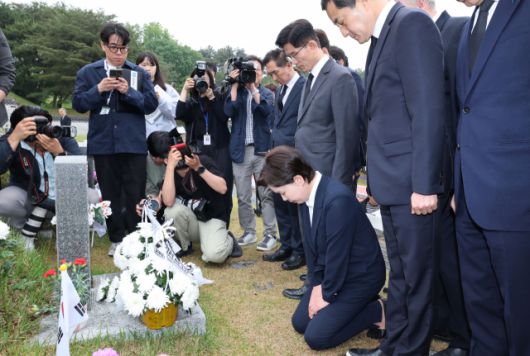▲17일 오전 광주 북구 운정동 국립5·18민주묘지에서 김문수 국민의힘 대통령 후보와 관계자들이 윤상원 열사의 묘역 앞에서 참배하고 있다.2025.05.17ⓒ연합뉴스