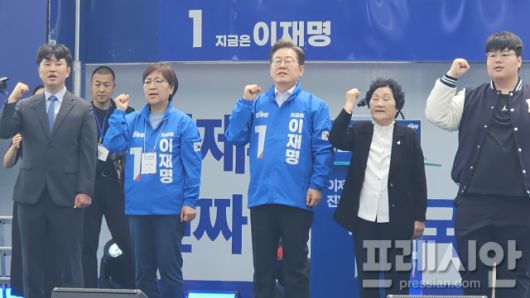 ▲이재명 더불어민주당 대통령 후보가 17일 정은경 더불어민주당 선대위원장, 한강 작가의 '소년이 온다'의 주인공 동호의 모델이 된 고 문재학 열사의 어머니 김길자 여사, 전남대학생, AI스타트업 대표 등과 김대중컨벤션센터 집중유세에서 '임을 위한 행진곡'을 제창하고 있다.2025.05.17ⓒ프레시안(백순선)