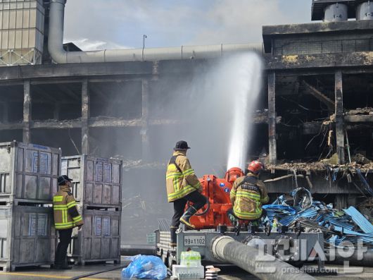 ▲18일 광주 광산구 금호타이어 광주공장 제1공장에 고압살수를 뿌리고 있는 소방대원들.2025.05.18ⓒ프레시안(김보현)