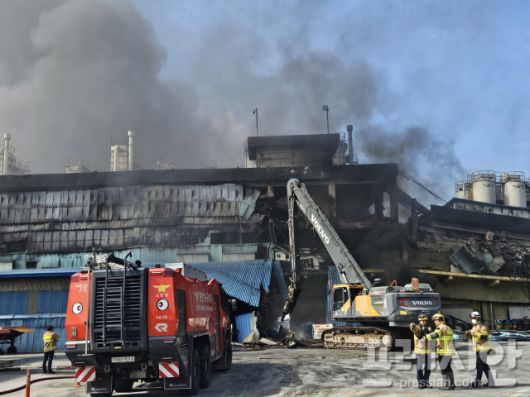 ▲18일 광주 광산구 금호타이어 공장에서 소방당국이 중장비를 동원해 벽체를 제거하고 있다.2025.05.18ⓒ프레시안(김보현)