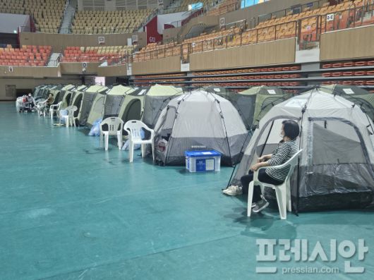 ▲18일 광주 광산구 광주여대 체육관에 설치된 임시 텐트들에 대피한 주민들이 머물고 있다.2025.05.18ⓒ프레시안(김보현)