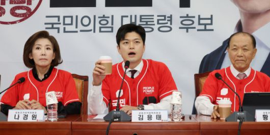 ▲국민의힘 김용태 비상대책위원장(가운데)이 19일 국회에서 열린 중앙선거대책위원회 회의에서 "어떤 분이 커피를 8천 원에서 1만 원 받는데 원가가 120원이더라 했다. 커피 관련 소상공인이 폭리를 취하는 것처럼 들린다"라며 발언하고 있다. ⓒ연합뉴스