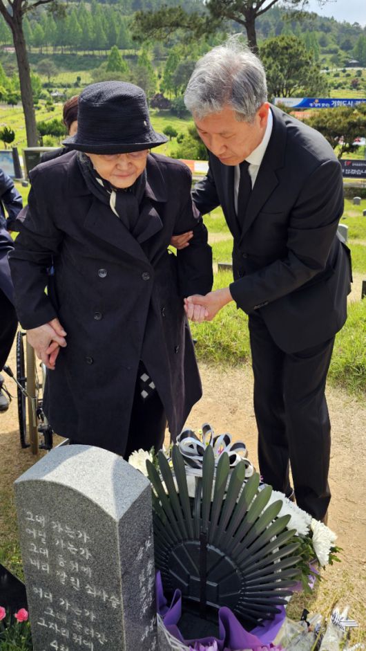 ▲노태우 전 대통령의 부인 김옥숙씨와 아들 노재헌씨가 19일 오후 광주 북구 망월동 민족민주열사묘역(5·18 구묘역)을 방문해 참배하고 있다. 2025.5.19. 독자 제공ⓒ연합뉴스