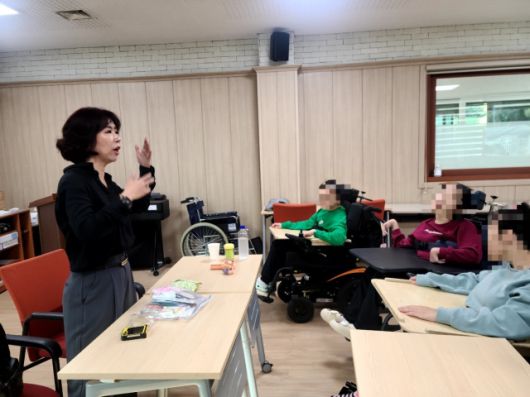 ▲서울시립 십대여성건강센터 '나는 봄'에서 장애 여성 청소년 대상 교육을 진행하고 있다.ⓒ'나는 봄' 실무자 A 씨 제공