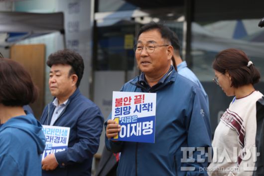 ▲ 민주당지지자들이 <지금은 이재명> 손피켓을 들고 영주5일장 집중유세전을 펼치고 있다. ⓒ프레시안(최홍식)