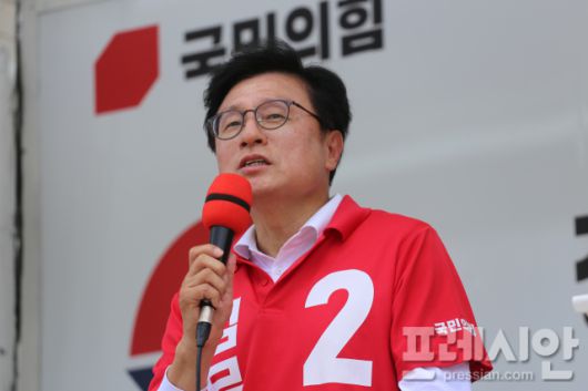 ▲ 박형수의원(경북도당위원장, 울진,영덕,청송,의성)은 자신의 정치적 고향인 영주를 찾아" 영주 최대의 현안이었던 영주댐 준공 당시 문재인 정부는 댐물을 빼내겠다고 했지만 주민들이 단결해서 영주댐을 지켜냈고, 이어서 정권이 바뀐 후에야 영주댐 준공승인을 받을 수 있었다"며 "만약 이재명이 대통령이 되면 입법부에 이어 행정부마저 넘어가 대한민국은 1인 독재국가로 전락할 수 있다."고 주장했다. ⓒ프레시안(최홍식)