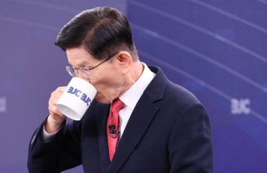 ▲21일 국민의힘 김문수 대선 후보가 경기 고양시 MBN 미디어센터에서 열린 한국방송기자클럽 대선 후보 초청 토론회에서 물을 마시고 있다. ⓒ연합뉴스