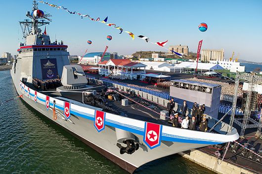 ▲ 4월 26일 북한 당 기관지 <로동신문>은 25일 남포조선소에서 김정은 국무위원장이 참석한 가운데 최현함 진수식이 열렸다고 보도했다. ⓒ로동신문=뉴스1