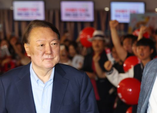 ▲윤석열 전 대통령이 21일 서울 메가박스 동대문에서 이영돈 PD가 제작한 다큐멘터리 영화 '부정선거, 신의 작품인가'를 관람하기 위해 상영관으로 향하고 있다. ⓒ연합뉴스