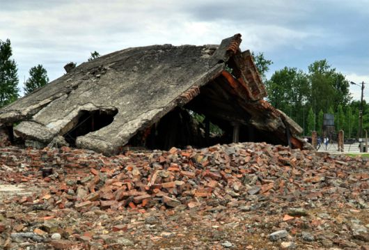 ▲ 아우슈비츠-비르케나우 수용소의 파괴된 시신 화장장. 전쟁범죄 증거를 없애려고 친위대 경비병들이 폭약을 터뜨려 무너뜨렸다. Ⓒ김재명